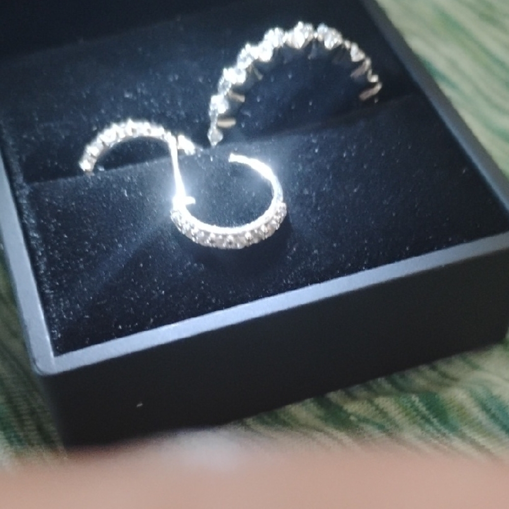 Cvd!!Dazzling Silver Crystal Hoop Earrings Not $30000 No Blood!!